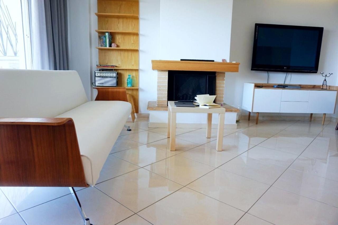 Piraeus Bright Apt Exterior photo